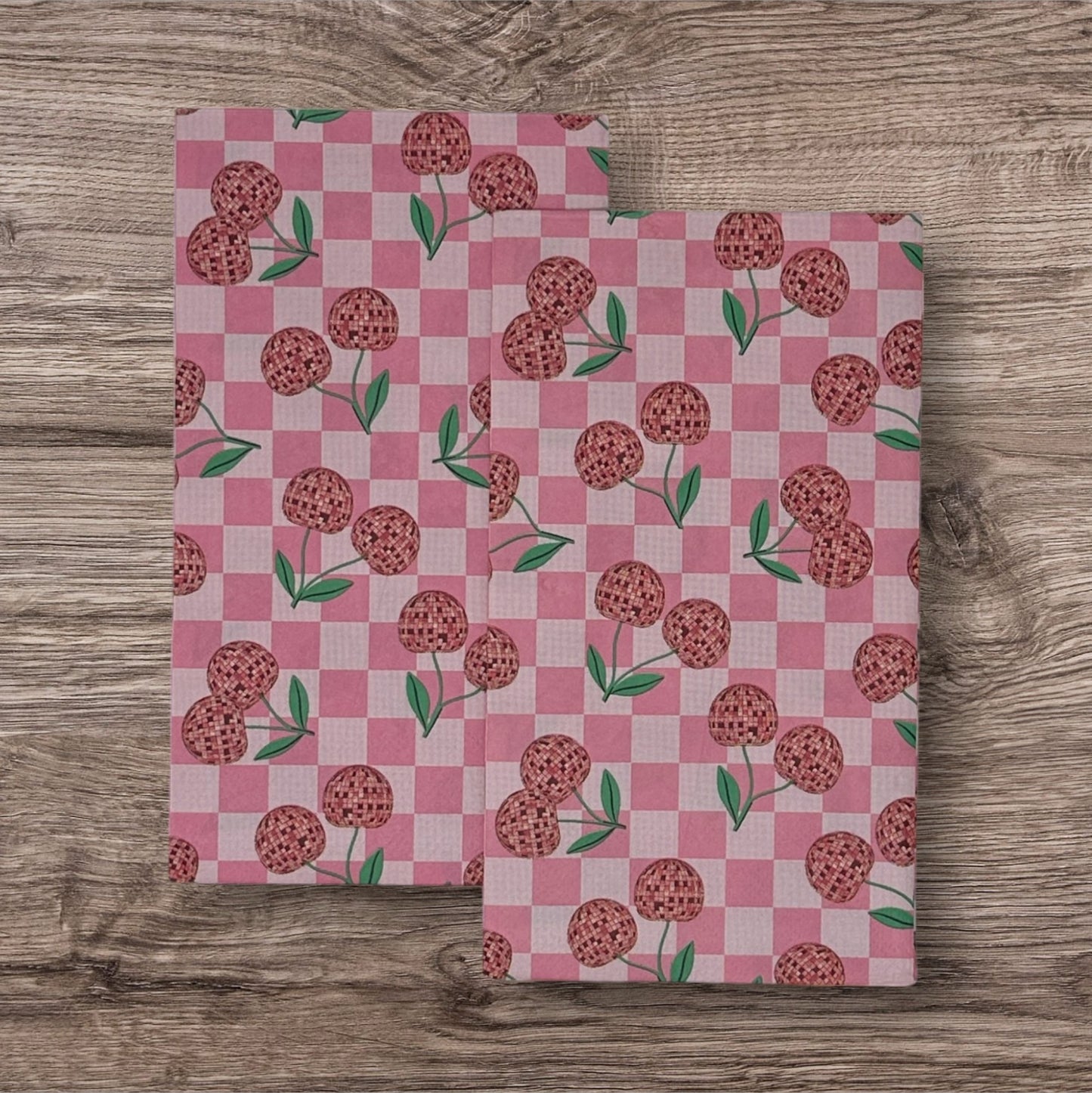 Servilletas con decoupage en forma de disco de cerezas rosas Manualidades con papel de tablero de ajedrez