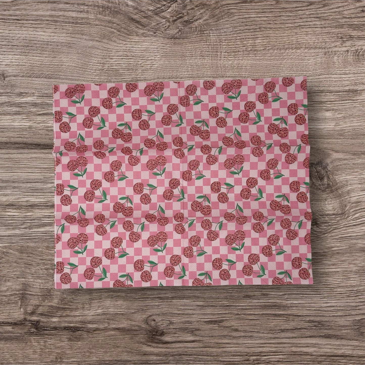 Servilletas con decoupage en forma de disco de cerezas rosas Manualidades con papel de tablero de ajedrez