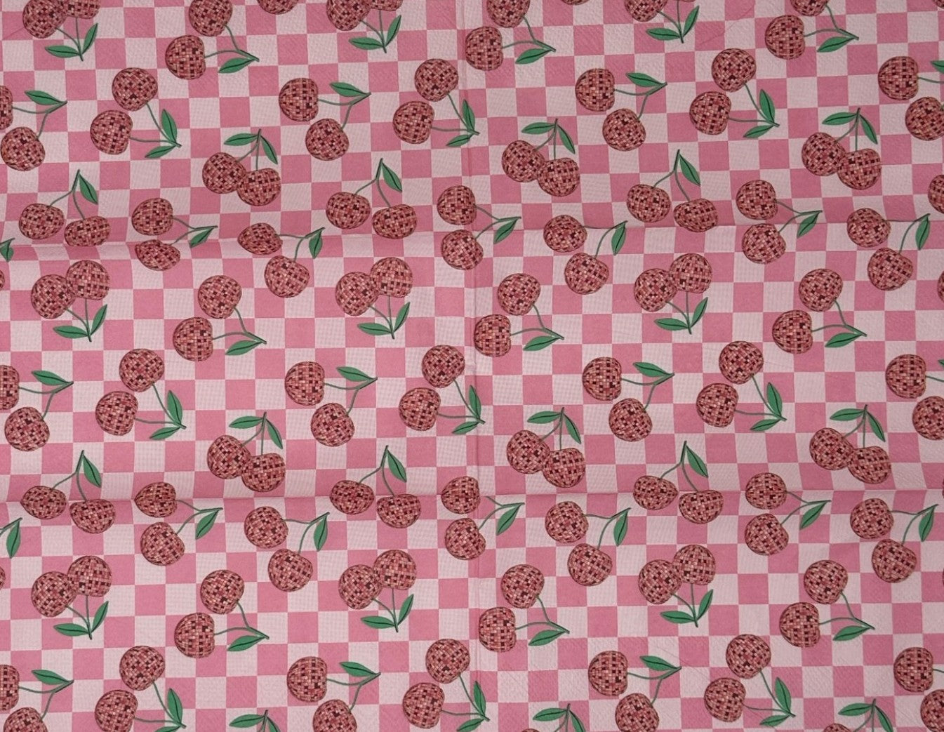 Servilletas con decoupage en forma de disco de cerezas rosas Manualidades con papel de tablero de ajedrez