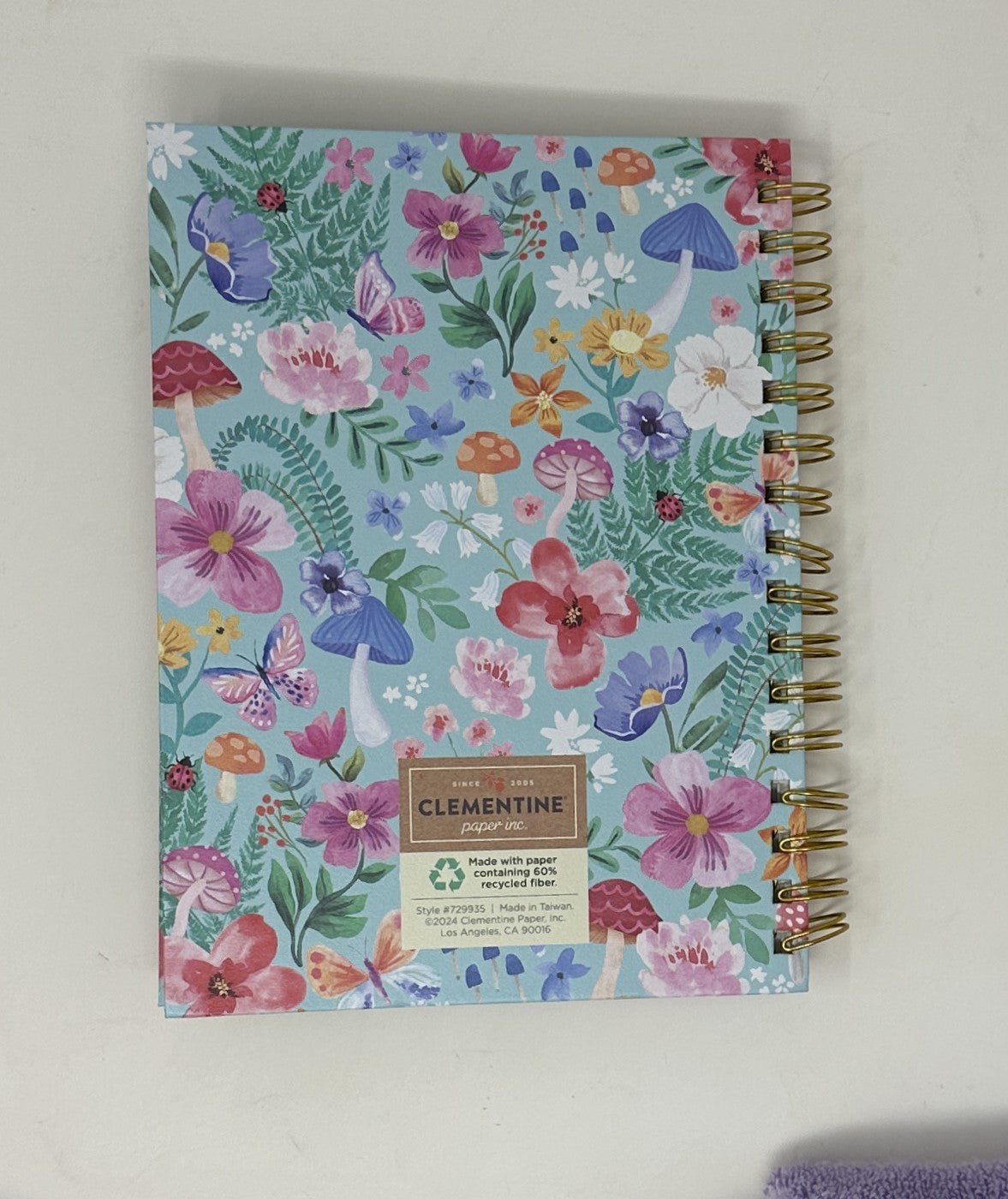 Libreta con flores azules y bolígrafo en papel Clementine