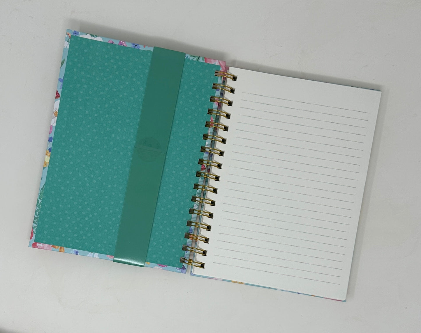Libreta con flores azules y bolígrafo en papel Clementine