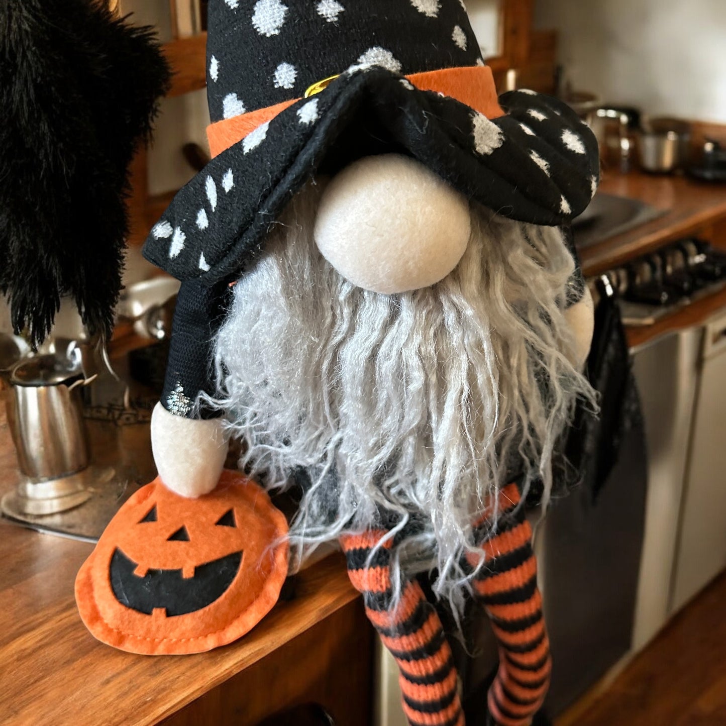 Gnomo barbudo sentado de Halloween de otoño con pastel de barro iluminado