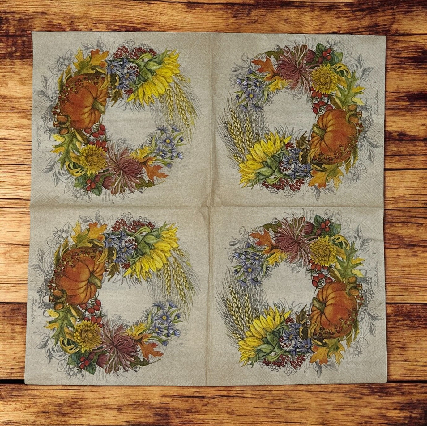 Servilletas con decoupage y coronas de cosecha, hermosas manualidades de papel para cócteles otoñales