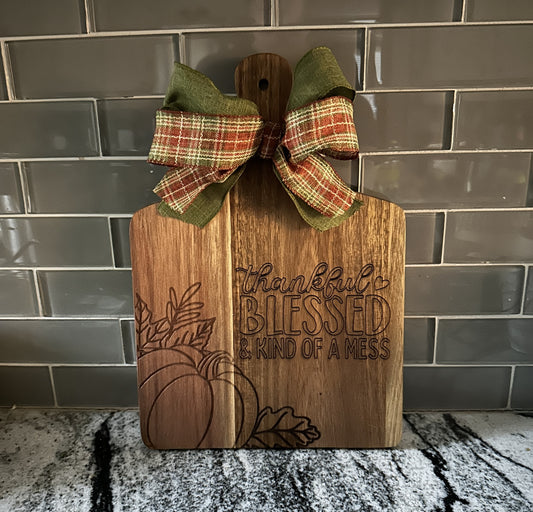 Tabla de cortar de madera decorativa para el Día de Acción de Gracias, regalo para anfitriona, agradecida, bendecida y algo desordenada