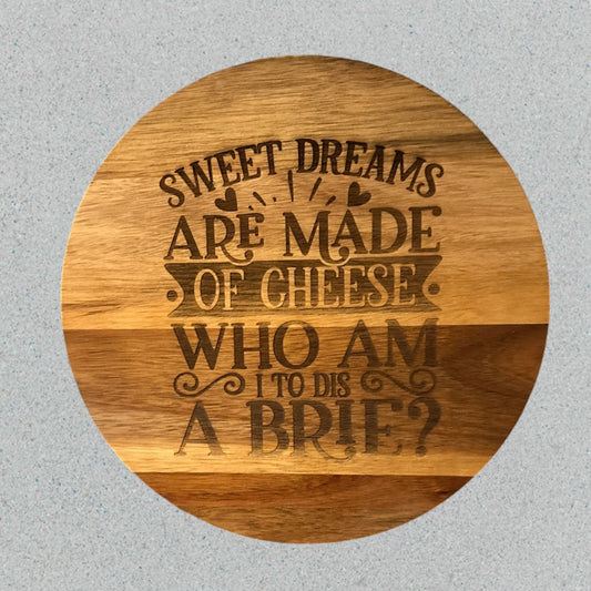 Los dulces sueños están hechos de queso ¿Quién soy yo para rechazar una tabla de cortar de madera decorativa con queso Brie? Regalo para anfitriona