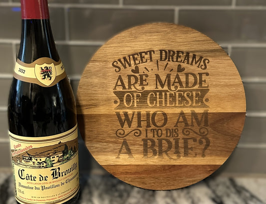 Los dulces sueños están hechos de queso ¿Quién soy yo para rechazar una tabla de cortar de madera decorativa con queso Brie? Regalo para anfitriona