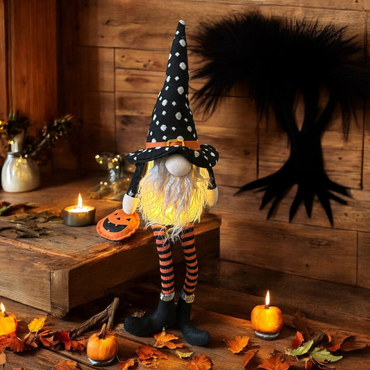 Gnomo barbudo sentado de Halloween de otoño con pastel de barro iluminado