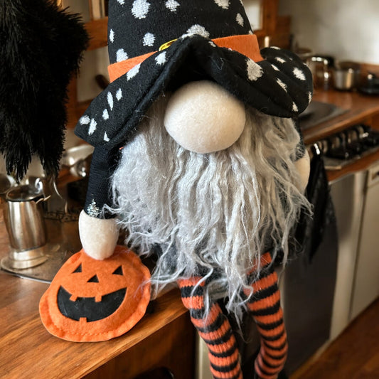Gnomo barbudo sentado de Halloween de otoño con pastel de barro iluminado