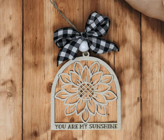 Adorno de madera con forma de girasol y sonrisas besadas por el sol. Eres mi sol